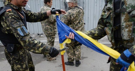 Mimo przedłużonego przez władze w Kijowie rozejmu między siłami rządowymi a prorosyjskimi separatystami na wschodzie kraju, obie strony informują o dalszych incydentach. Pod Słowiańskiem w obwodzie donieckim zginął ukraiński żołnierz. 