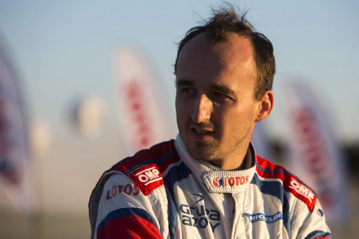 Na 17 odcinku specjalnym Rajdu Polski Robert Kubica urwał tylne prawe koło. To oznacza, że dziś polski kierowca nie pojawi się już na trasach imprezy zaliczanej do mistrzostw świata. Wiele jednak wskazuje na to, że mechanicy zdołają naprawić auto, i Kubica wróci jutro na oesy zlokalizowane w okolicach Mikołajek. 
