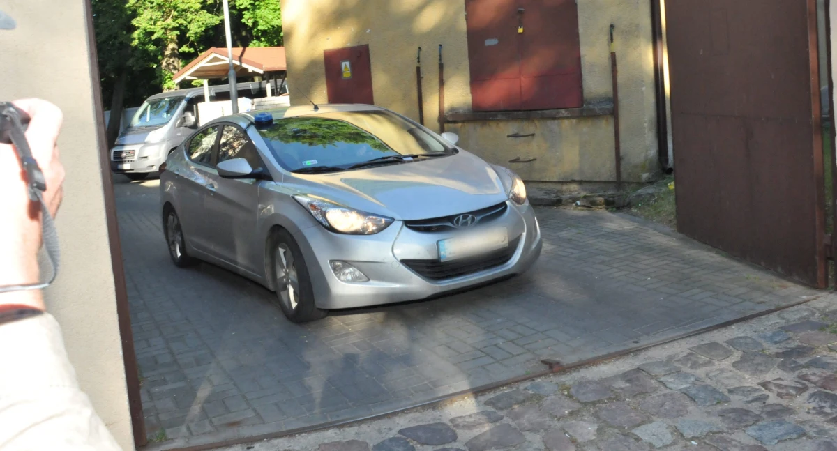 Śledztwo dotyczące Roberta N. pseudonim "Frog" zostało w ostatnich dniach przeniesione z prokuratury na Mokotowie do prokuratury okręgowej w Płocku – dowiedział się portal tvp.info. Decyzję taką podjęła Prokuratura Apelacyjna w Warszawie, nie podając przyczyn. Lada dzień do śledczych ma trafić opinia biegłych, która ma wykazać, czy rajd mężczyzny po stolicy był zagrożeniem prowadzącym bezpośrednio do niebezpieczeństwa katastrofy w ruchu lądowym, za co grozi do ośmiu lat więzienia.