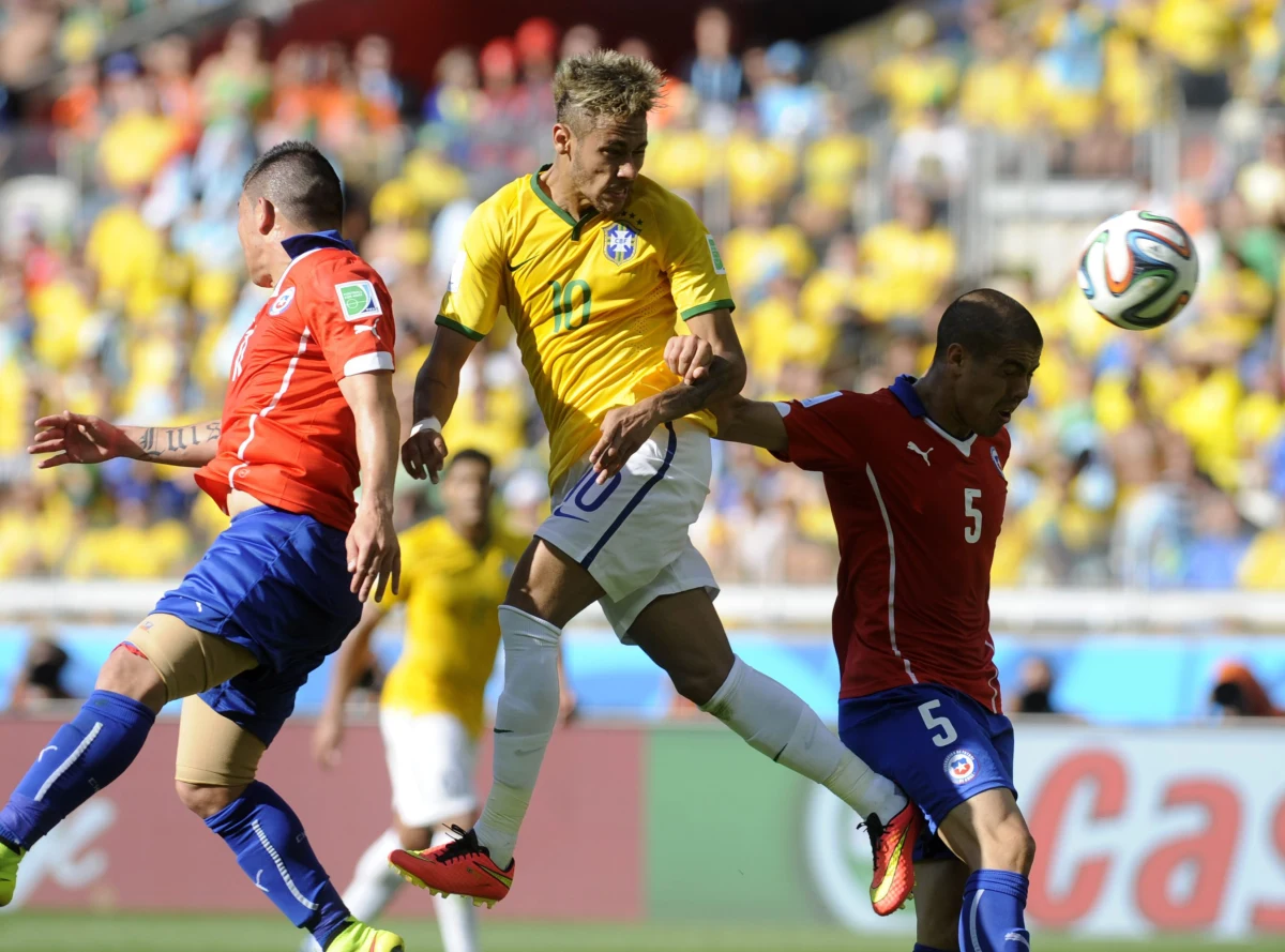Dzięki sporemu szczęściu i jeszcze większemu wyczuciu bramkarza Julio Cezara gospodarze mundialu w ćwierćfinale! Brazylia była górą w rzutach karnych. Chilijczycy po raz trzeci z rzędu odpadli z mundialu za sprawą Canarinhos. 
