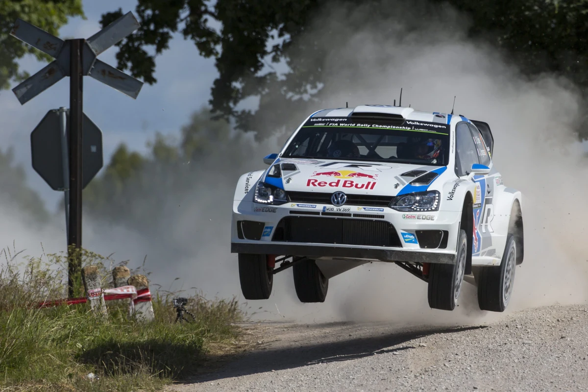 Sebastien Ogier (VW Polo WRC) prowadzi po trzecim dniu 71. Rajdu Polski, siódmej eliminacji mistrzostw świata. Broniący tytułu Francuz  wyprzedza Norwega Andreasa Mikkelsena (VW Polo WRC)  o 1.01,8. Na trasie nie ma już Polaków jadących samochodami WRC.
