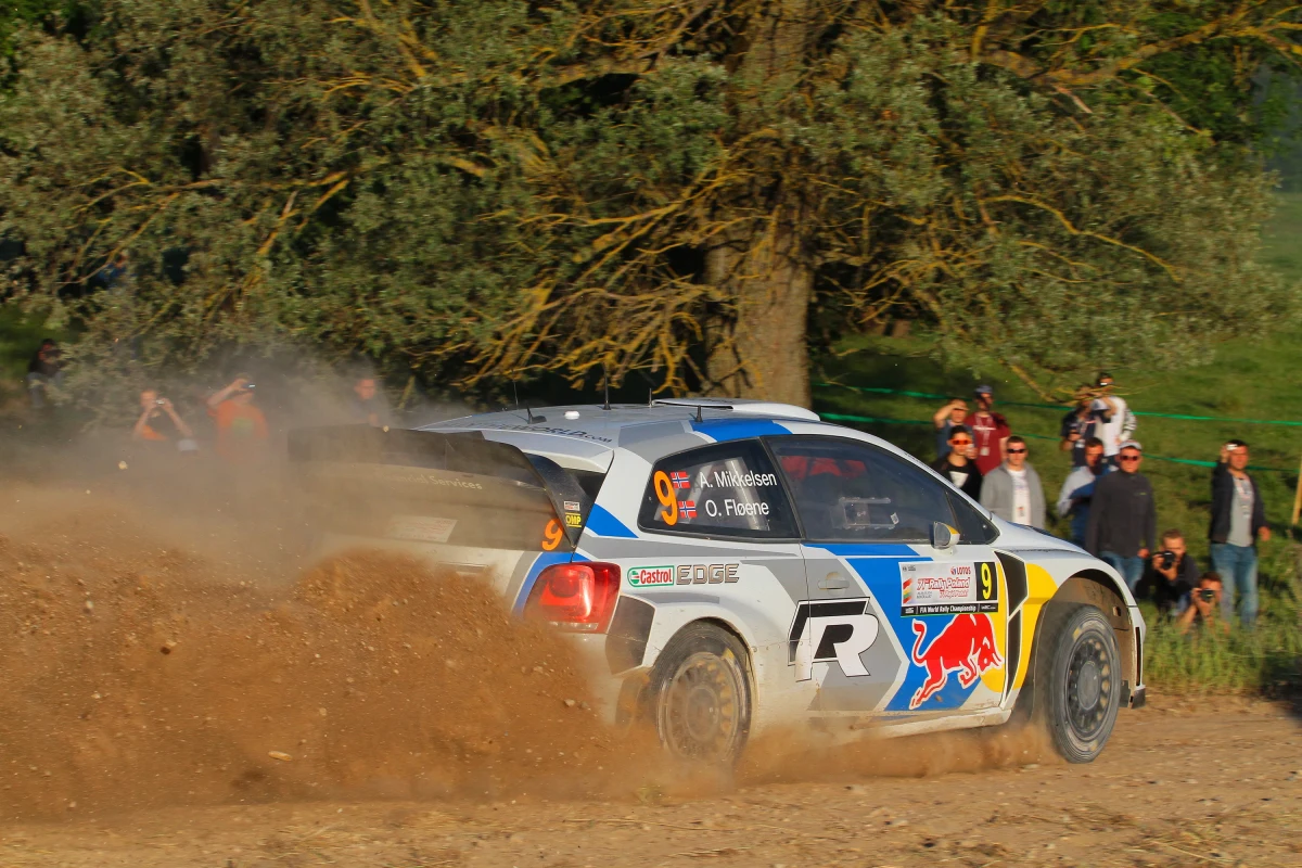 "Czas jest dla nas bardzo ważny. Podczas serwisu nie możemy stracić ani sekundy" - mówi Artur Wroński - Polak, który jest szefem mechaników Andreasa Mikkelsena, zawodnika jeżdżącego w rajdowych mistrzostwach świata (Volskwagen Polo WRC). Podczas Rajdu Polski Wroński zdradził nam szczegóły pracy w parku serwisowym.