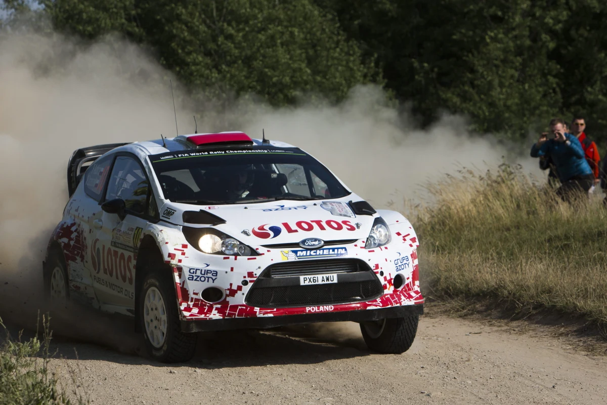 Robert Kubica (Ford Fiesta WRC) wrócił w systemie Rally2 do walki na trasie 71. Rajdu Polski, siódmej rundy mistrzostw świata. Pierwszy odcinek Miłki 2 (14,5 km) wygrał Fin Jari-Matti Latvala, liderem jest Francuz Sebastien Ogier (obaj VW Polo WRC). 
