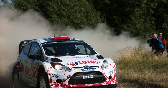 Robert Kubica (Ford Fiesta WRC) wrócił w systemie Rally2 do walki na trasie 71. Rajdu Polski, siódmej rundy mistrzostw świata. Pierwszy odcinek Miłki 2 (14,5 km) wygrał Fin Jari-Matti Latvala, liderem jest Francuz Sebastien Ogier (obaj VW Polo WRC). 