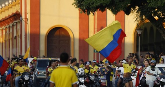 W Kolumbii zapanowała euforia po wyeliminowaniu przez piłkarzy tego kraju Urugwaju w 1/8 finału mistrzostw świata. Po meczu tysiące kibiców wyszły na ulice, by odtańczyć salsę radości. "Dla naszej reprezentacji nie ma słowa niemożliwe" - cieszą się fani. 