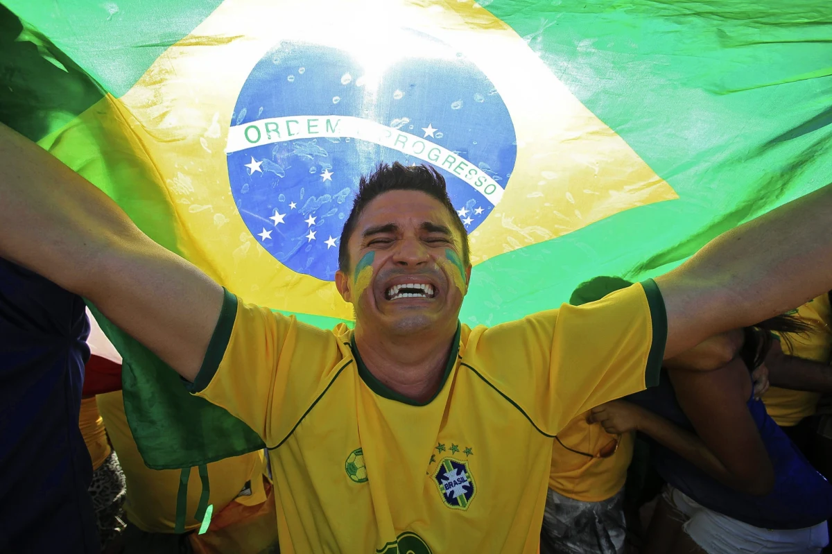 Czterej brazylijscy kibice na stadionie w Belo Horizonte mieli ataki serca podczas meczu ich reprezentacji z Chile w 1/8 finału piłkarskich mistrzostw świata. Służby medyczne poinformowały, że wszystkie osoby przeżyły. 