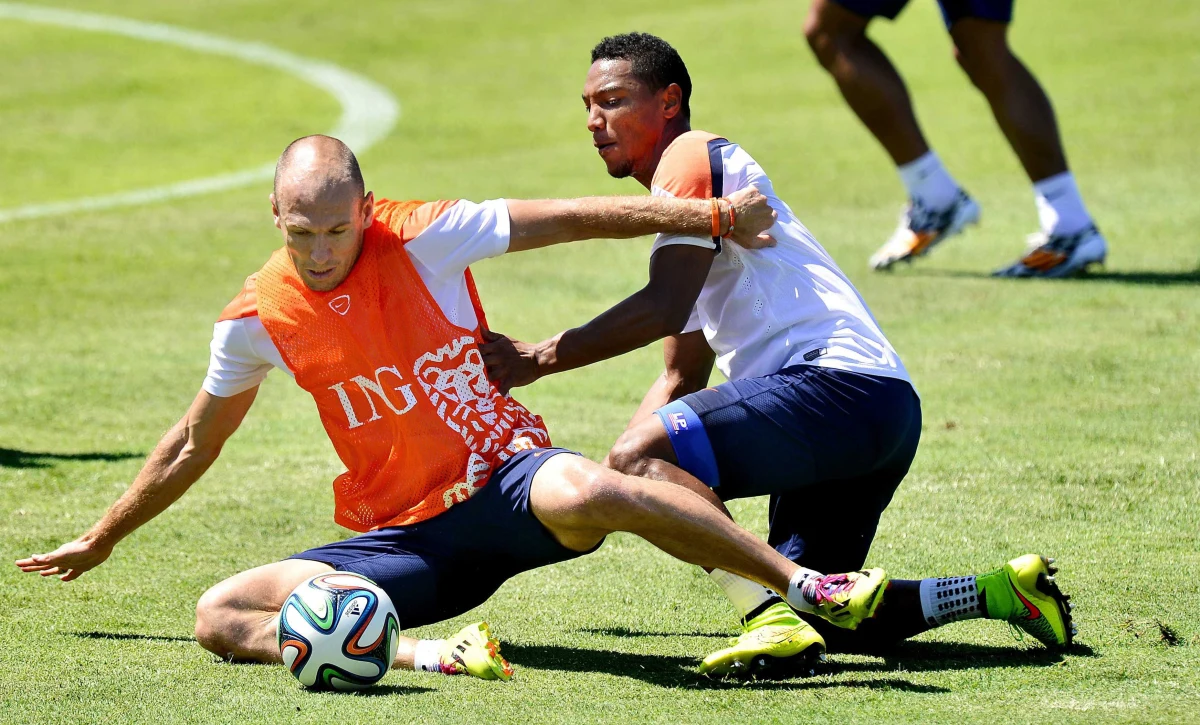 "Grają inaczej niż do tej pory i to przynosi efekty" - mówi o reprezentacji Holandii Tomasz Rząsa. Były piłkarz reprezentacji Polski, który osiem lat swojej kariery spędził właśnie w Holandii, zdradza w RMF FM, że kibicuje tej reprezentacji, a niedzielny rywal w 1/8 finału - czyli Meksyk - powinien jej pasować.