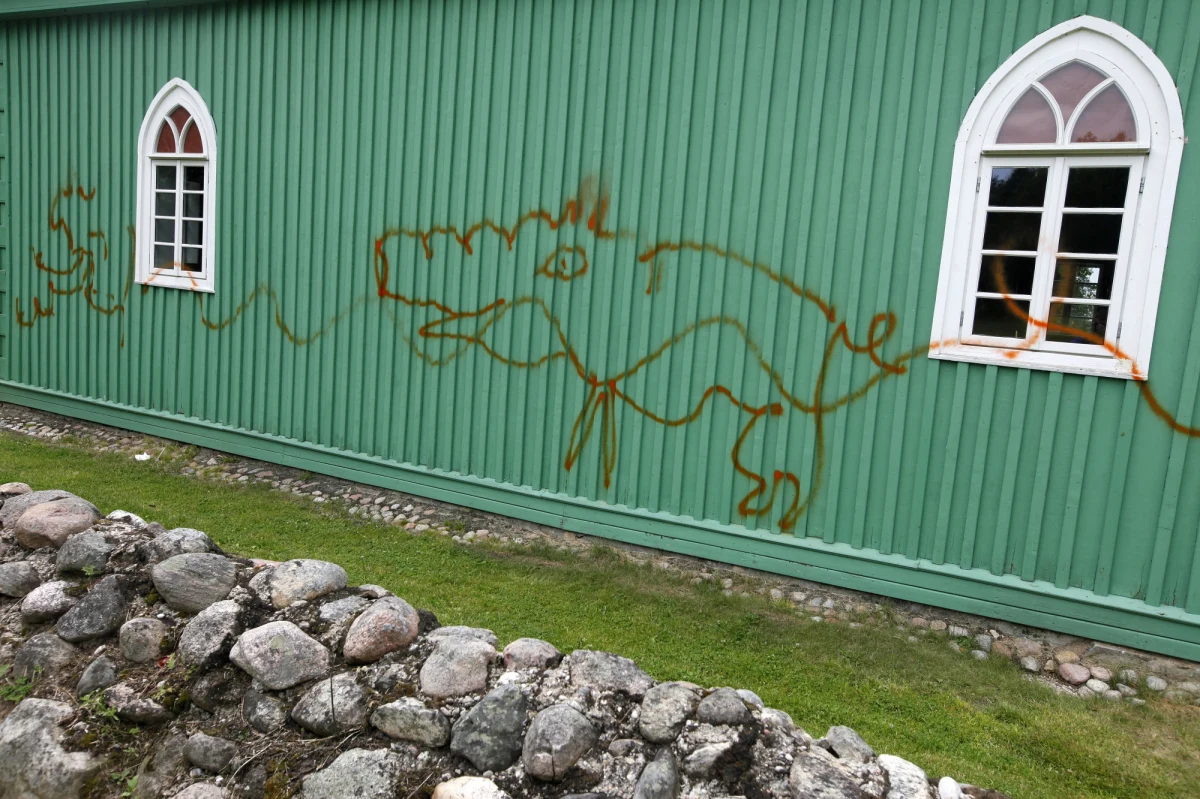 ​Nieznani sprawcy namalowali w nocy napisy i rysunki na zabytkowym meczecie w Kruszynianach (Podlaskie), a także na płytach nagrobkowych w starej części tamtejszego mizaru - muzułmańskiego cmentarza. Na miejscu pracują policjanci.