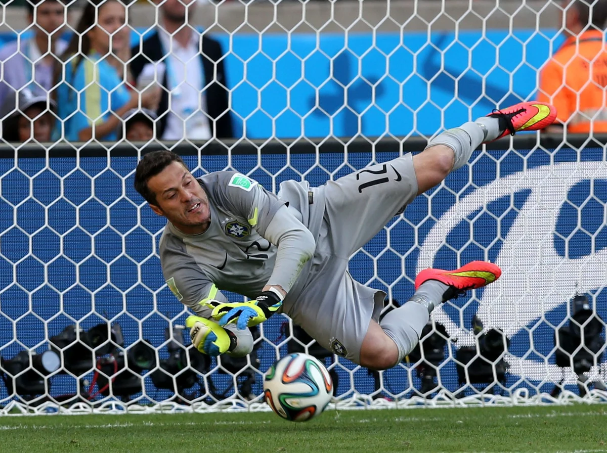 Ulga - to słowo najlepiej oddaje nastroje w Brazylii po awansie reprezentacji gospodarzy do ćwierćfinału piłkarskich mistrzostw świata. Bohaterem narodowym został bramkarz Julio Cesar, który obronił dwa rzuty karne w meczu z Chile. 