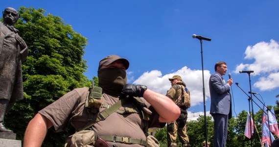 Około tysiąca członków ochotniczych batalionów obrony terytorialnej "Donbas" i "Ajdar" oraz przedstawicieli Majdanu i mieszkańców Kijowa manifestowało w pobliżu administracji prezydenta Ukrainy, żądając wprowadzenia stanu wojennego.  