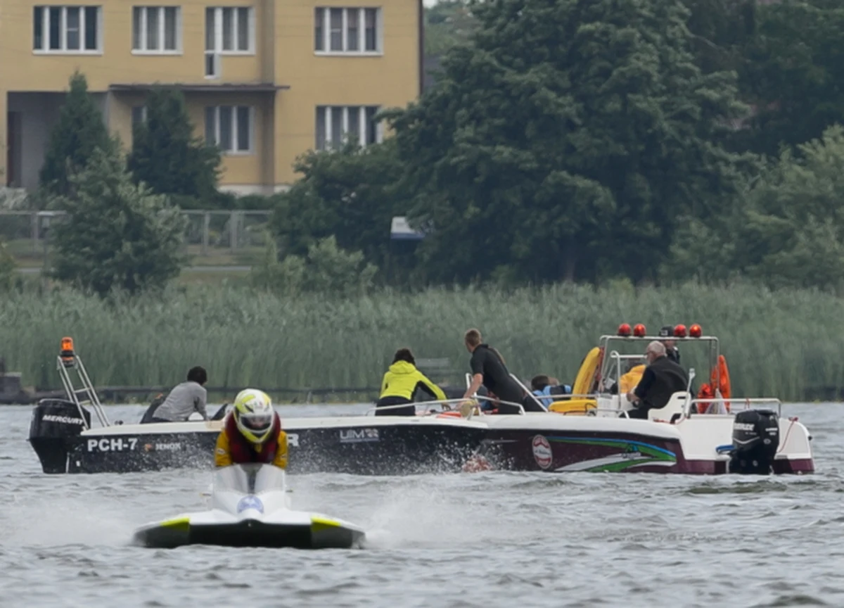 Nie żyje Raivo Peetsman, 22-letni sportowiec z Estonii ranny w wypadku podczas Motorowodnych Mistrzostw Świata w klasie OSY-400, które odbyły się w Chodzieży. W czasie pierwszego niedzielnego ślizgu na Jeziorze Miejskim w jego łódź wpadł inny zawodnik.
