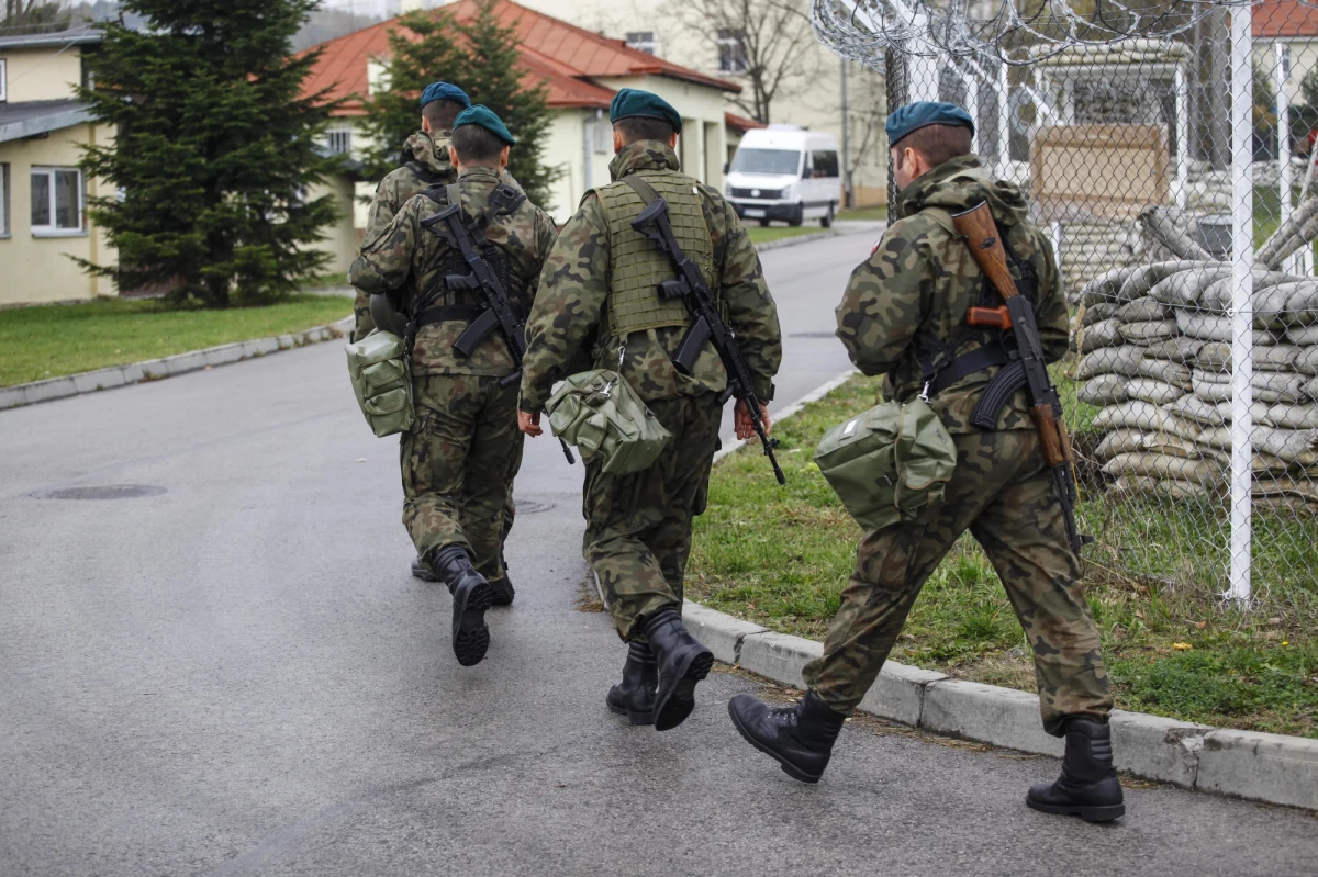 "Wojsko zgromadziło już profile genetyczne 32 tys. żołnierzy i pracowników cywilnych. Wydało na to 40 mln zł, chce kolejnych 35" - pisze "Gazeta Wyborcza". Podkreśla, że dane zbierane są w sposób bezprawny, a co więcej - w wątpliwym celu. 