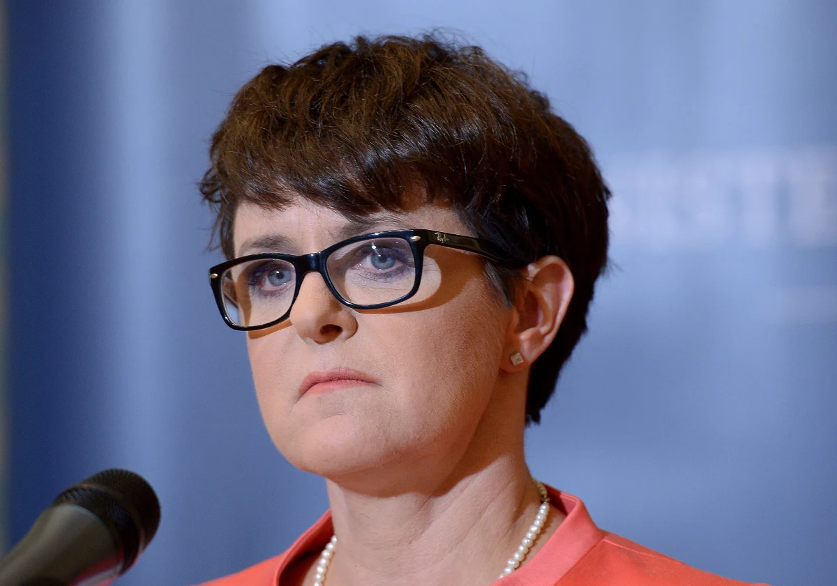 "Nie jest tak, że wyobrażam sobie, iż 1 września 2015 r. wszyscy rzucą w kąt podręczniki i przejdą na e-podręczniki. Po pierwsze dlatego, że nie wszystkie szkoły będą do tego przygotowane, nie wszyscy nauczyciele będą chcieli na nich pracować” – oświadczyła szefowa resortu edukacji Joanna Kluzik-Rostkowska. „To jest pewien proces. Nie mam żadnych wątpliwości, że to jest propozycja, która będzie wchodziła w życie etapami" – podkreśliła. 