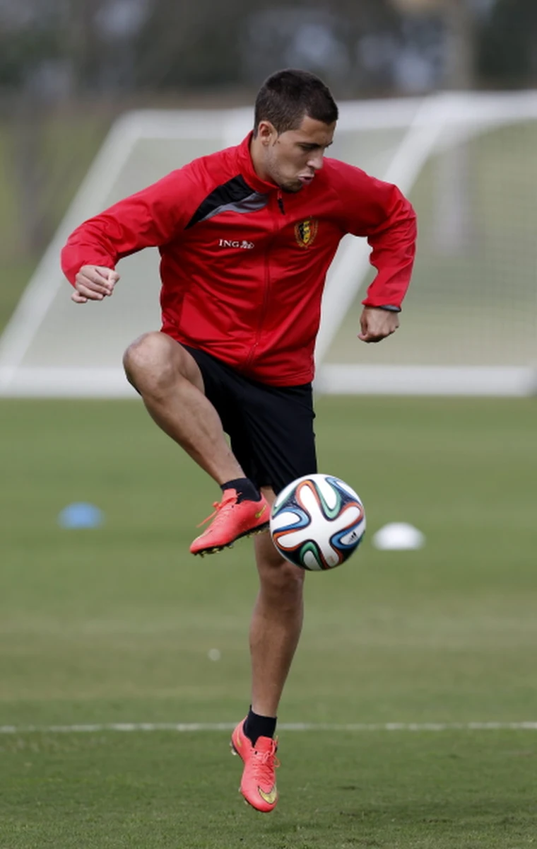 Jeden z najlepszych belgijskich piłkarzy Eden Hazard sprawił miłą niespodziankę prawie 80-letniej fance. 23-latek odpowiedział na list kobiety, która życzyła powodzenia belgijskiej drużynie narodowej i przesłał jej podpisaną koszulkę reprezentacji. 