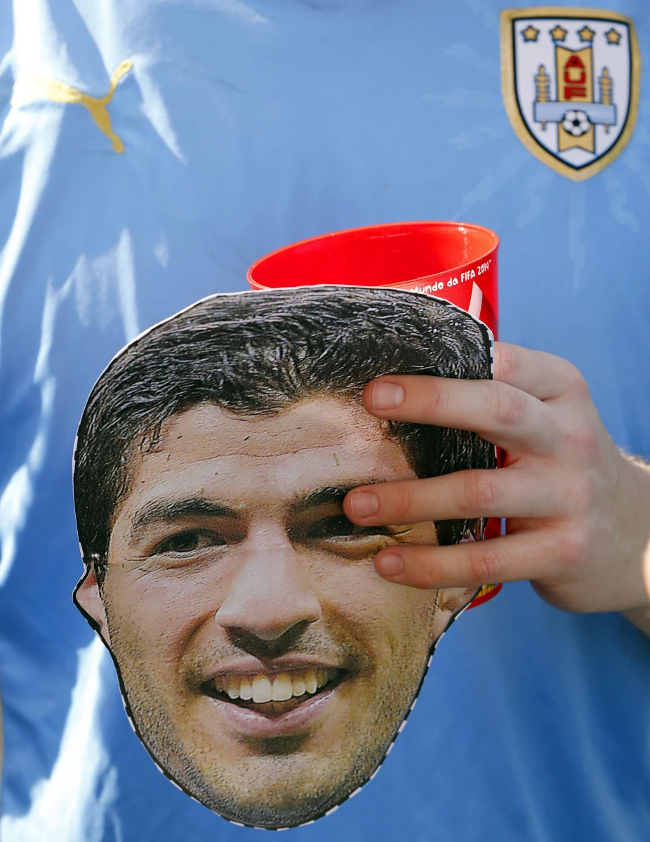 Luis Suarez, znany również jako "Drakula", przeprosił za swoje zachowanie włoskiego piłkarza Giorgio Chielliniego, którego Urugwajczyk w czasie meczu ugryzł. "Obiecuję, że nigdy więcej nie będzie takiej sytuacji" - oświadczył Suarez.