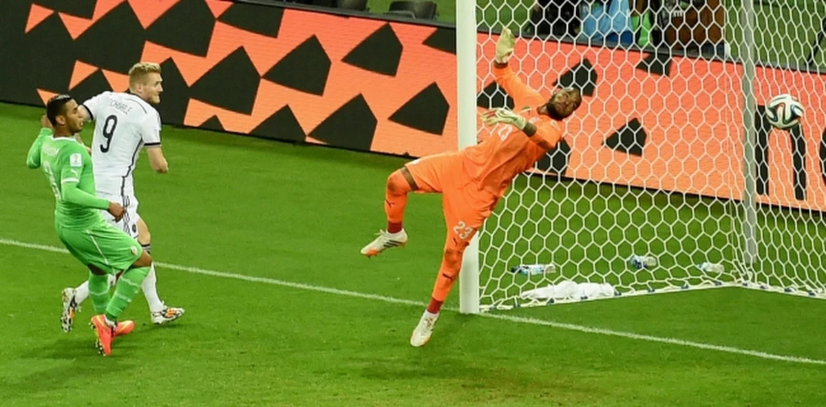 Na stadionie w Porto Alegre Niemcy pokonali Algierczyków i wywalczyli awans do ćwierćfinału. W regulaminowym czasie gry żadna z drużyn nie zdołała wypracować prowadzenia, dlatego konieczne było zarządzenie dogrywki. Dwie minuty po jej rozpoczęciu prowadzenie dał Niemcom Andre Schuerrle. Później na listę strzelców wpisał się Mesut Oezil. Gdy wydawało się, że wszystko już jasne, bramkę dla Algierczyków strzelił Djabou. 