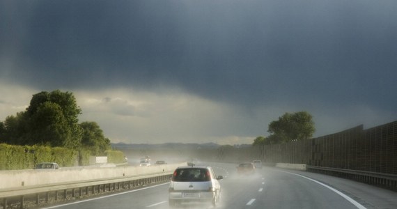 Przed długą podróżą autem na urlop powinniśmy być przede wszystkim wypoczęci. Wydaje się to oczywiste, ale wielu kierowców o tym zapomina. Nie bez znaczenia jest również stan techniczny samochodu. 