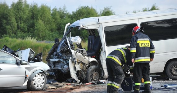 Jedna osoba zginęła a co najmniej dziesięć zostało rannych w zderzeniu samochodu z busem na obwodnicy Morzyczyna w Zachodniopomorskiem. Trasa między Szczecinem a Stargardem Szczecińskim była zablokowana przez kilka godzin. 