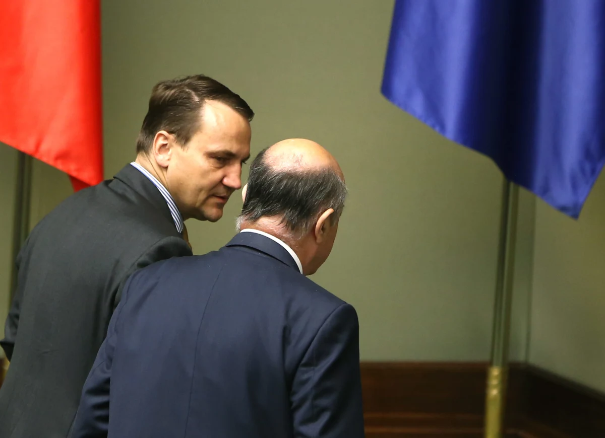 Wino do obiadu panowie pili prywatnie. Z kolei sam posiłek był służbowy. Radosław Sikorski zwrócił do kasy MSZ równowartość sumy wydanej na trunki, które pojawiły się na stole podczas obiadu szefa dyplomacji z byłym ministrem finansów Jackiem Rostowskim. Rozmowa została nielegalnie podsłuchana.