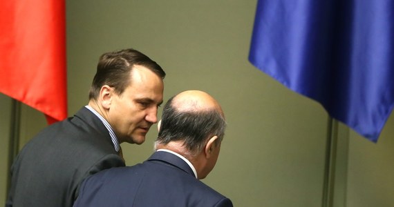 Wino do obiadu panowie pili prywatnie. Z kolei sam posiłek był służbowy. Radosław Sikorski zwrócił do kasy MSZ równowartość sumy wydanej na trunki, które pojawiły się na stole podczas obiadu szefa dyplomacji z byłym ministrem finansów Jackiem Rostowskim. Rozmowa została nielegalnie podsłuchana.