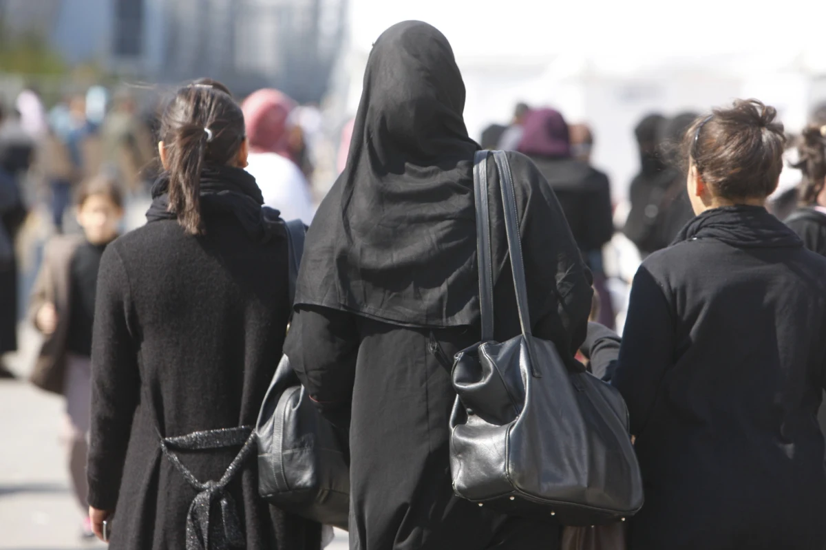 Francuski rząd wygrał głośny proces z muzułmanką, która żądała prawa do noszenia islamskiego stroju zakrywającego twarz. Europejski Trybunał Praw Człowieka uznał, że wprowadzony we Francji zakaz noszenia burek i nikabów w miejscach publicznych nie łamie swobody wyznania.