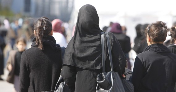 Francuski rząd wygrał głośny proces z muzułmanką, która żądała prawa do noszenia islamskiego stroju zakrywającego twarz. Europejski Trybunał Praw Człowieka uznał, że wprowadzony we Francji zakaz noszenia burek i nikabów w miejscach publicznych nie łamie swobody wyznania.