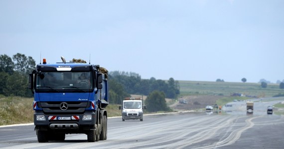 Krakowski oddział GDDKiA planuje, że w październiku tego roku zostanie udostępniony do ruchu prawie 35-km odcinek autostrady A4 od węzła Krzyż k. Tarnowa (Małopolska) do węzła Dębica Pustynia (Podkarpackie). To przedostatni budowany fragment polskiej części A4. 