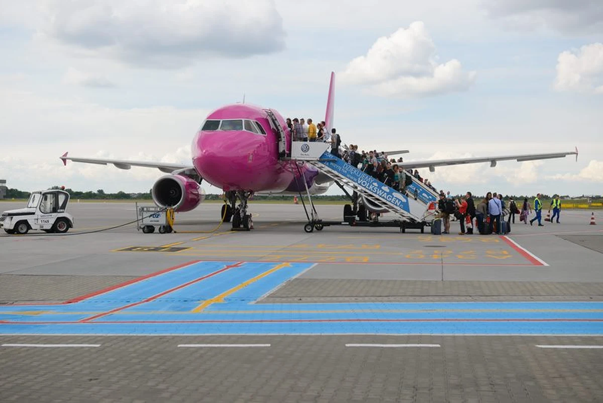 Samolot jest najszybszym sposobem na dotarcie na wymarzone wakacje. Niestety nie zawsze podróż w powietrzu jest szybka i beztroska. Podpowiadamy dziś, jak dochodzić swoich spraw, kiedy przewoźnik ma duże opóźnienia czy zgubi nam bagaż w podróży.