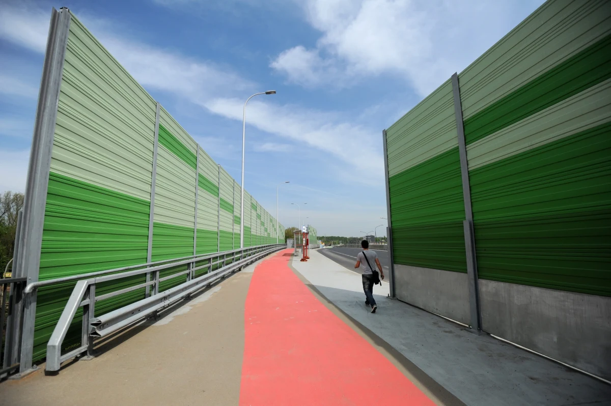 Najwyższa Izba Kontroli opracowała raport o ekranach akustycznych. Z dokumentu wynika m.in., że ustawianie ich na 91-kilometrowym odcinku A2 z Łodzi do Warszawy pochłonęła prawie 200 milionów złotych, czyli blisko 7 procent kosztów. Co ważne, resort transportu i GDDKiA nie analizowały wprowadzenia tańszych rozwiązań. 