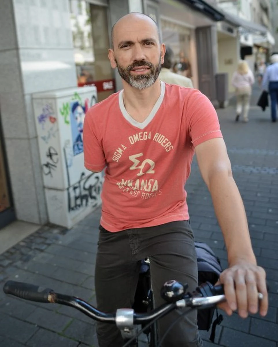 Jednoręki inwalida Bogdan Ionescu z niemieckiej Kolonii w marcu dostał mandat za to, że jego rower nie miał jednego hamulca. Policja, po 3 miesiącach, przyznała się do błędu i przeprosiła poszkodowanego.