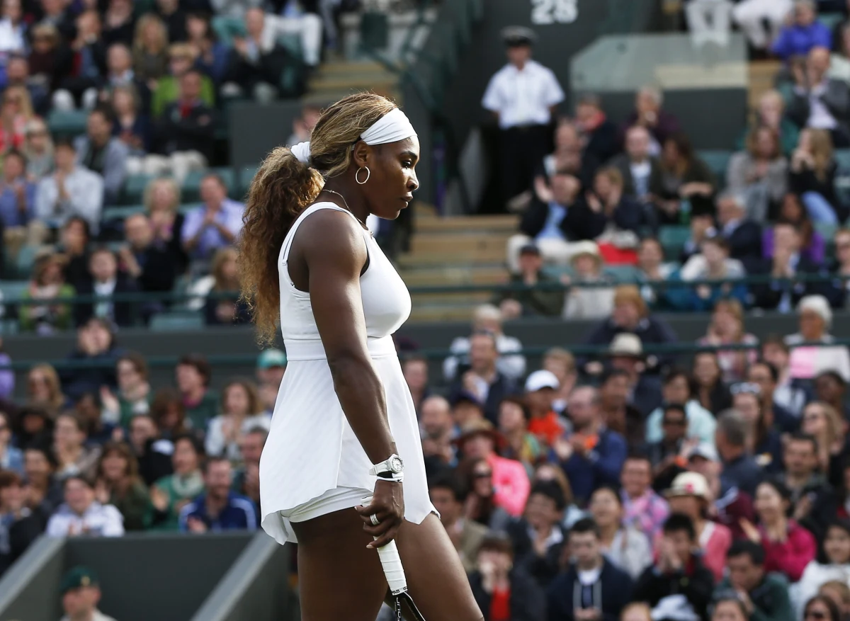 Serena Williams jeszcze nigdy chyba nie zagrała tak słabego gema serwisowego. W deblowym pojednku Wimbledonu Amerykanka nie potrafiła rozpocząć gry.