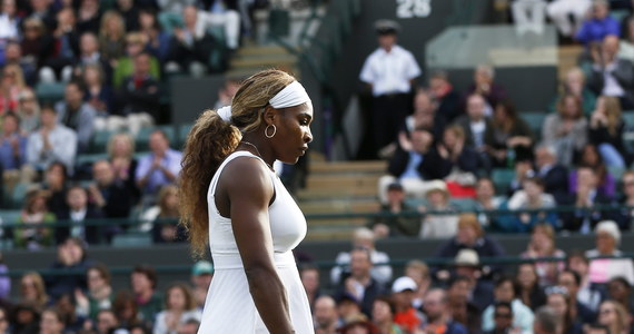 Serena Williams jeszcze nigdy chyba nie zagrała tak słabego gema serwisowego. W deblowym pojednku Wimbledonu Amerykanka nie potrafiła rozpocząć gry.
