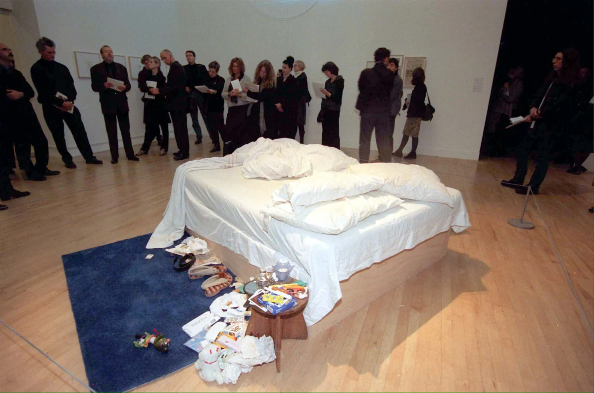 Kontrowersyjna instalacja "My Bed" brytyjskiej artystki Tracey Emin została sprzedana na aukcji w Londynie za 2,2 miliona funtów szterlingów. Wystawił ją milioner i kolekcjoner dzieł sztuki Charles Saatchi. 