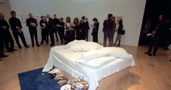 Kontrowersyjna instalacja "My Bed" brytyjskiej artystki Tracey Emin została sprzedana na aukcji w Londynie za 2,2 miliona funtów szterlingów. Wystawił ją milioner i kolekcjoner dzieł sztuki Charles Saatchi. 