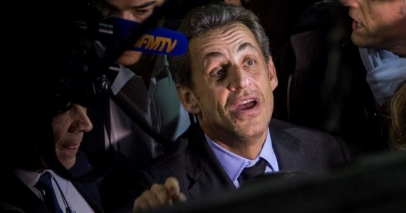 Po kilkunastu godzinach były prezydent Francji Nicolas Sarkozy wyszedł z aresztu. Prokuratura postawiła mu zarzuty korupcji, niezgodnego z prawem używania wpływów i naruszenia tajemnicy zawodowej. Wszczęła też formalne postępowanie przeciwko niemu. 