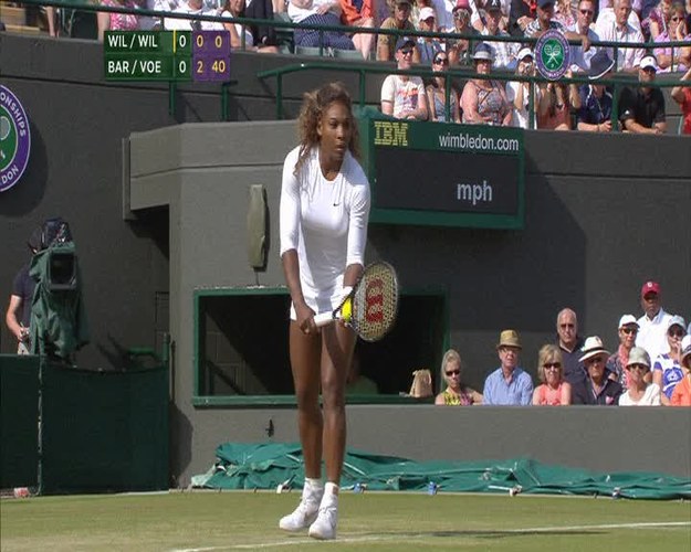 Serena Williams nie była w stanie grać w pojedynku deblowym na Wimbledonie. Amerykanka ledwo stała na nogach, miała trudności ze złapaniem piłeczki i trafieniem w kort. Chwilę po rozpoczęciu Serena wraz z siostrą, Venus, poddały mecz z Kristiną Barrois i Stefanie Voegele. Oficjalnie Serenę dopadł jakiś wirus.