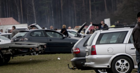 Już około 300 tysięcy samochodów zostało sprawdzonych dzięki uruchomionej przed tygodniem przez Ministerstwo Spraw Wewnętrznych bezpłatnej e-usłudze "Historia pojazdu". Jest ona adresowana głównie do osób kupujących używane samochody zarejestrowane w Polsce. 