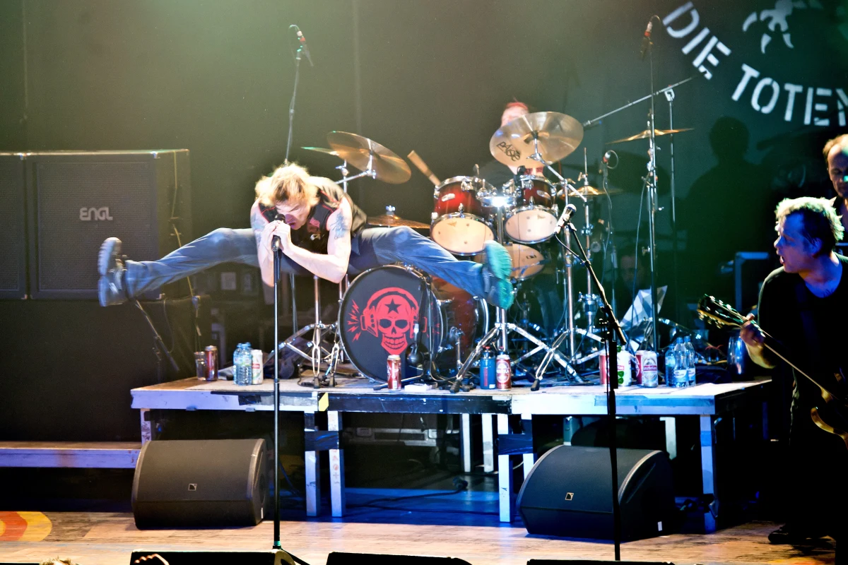 Miłośnicy muzyki doskonale wiedzą, że w zespole rockowym perkusja z gitarą basową wybijają rytm, a gitarzysta solowy i wokalista prowadzą melodię. Podobne prawidłowości obowiązują w muzyce uniwersalnie, bez względu na to, czy to muzyka klasyczna, ludowa, czy pop. Kanadyjscy naukowcy odkryli, dlaczego tak jest. Jak piszą na łamach czasopisma "Proceedings of the National Academy of Sciences", o ile nasz mózg zdecydowanie lepiej rozróżnia tony wysokich dźwięków, w przypadku rytmu jest bardziej wrażliwy na dźwięki niskie.