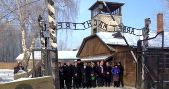 Skandal na terenie byłego niemieckiego obozu zagłady Auschwitz-Birkenau. Wczoraj ochrona placówki zatrzymała 47-letniego Niemca, który wykopał z ziemi metalowe przedmioty i próbował je wynieść. W tej chwili jest przesłuchiwany.
