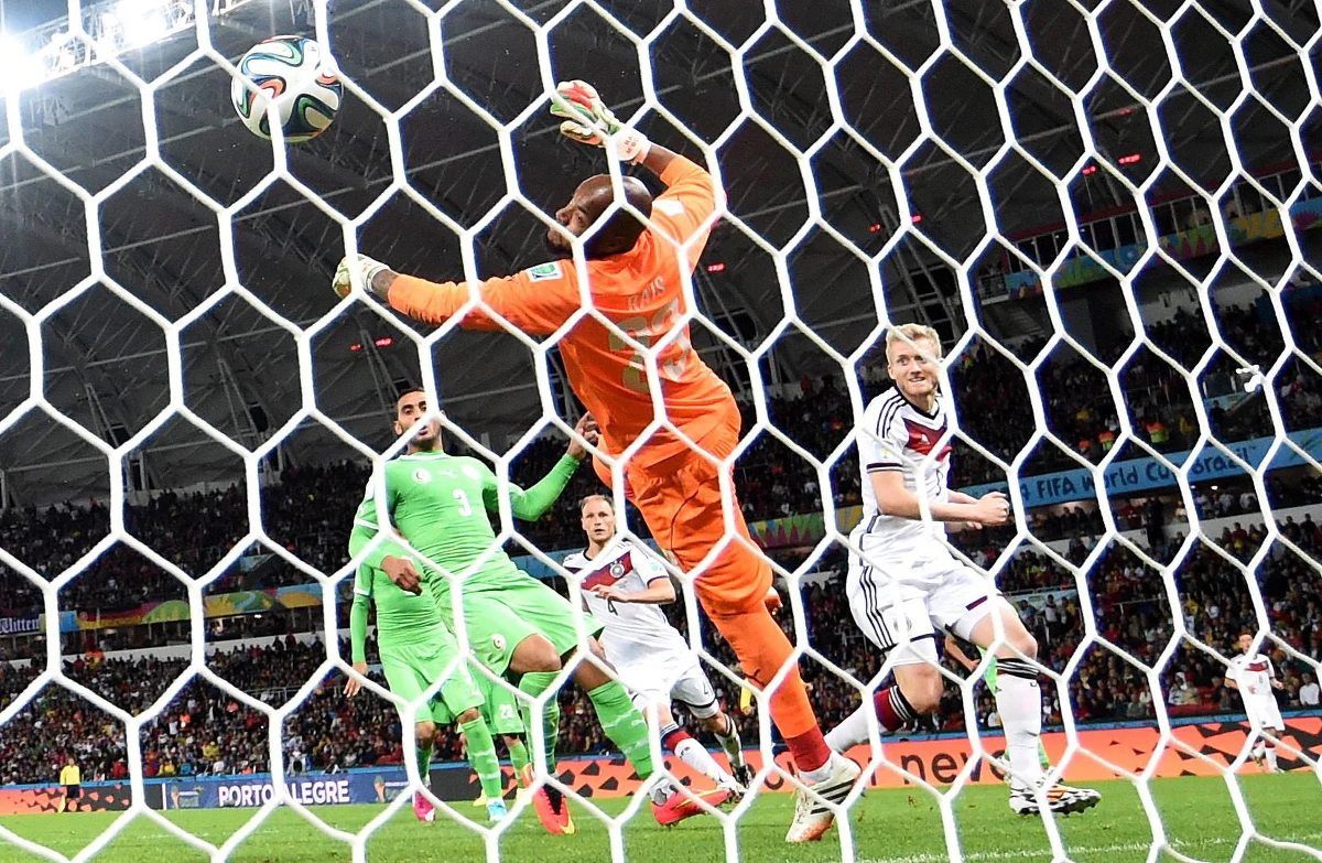 Po mundialu "wielu bramkarzy znajdzie zatrudnienie w dobrych klubach" - uważa trener Czesław Michniewicz. Jego zdaniem, mecze 1/8 finału mistrzostw świata były trudne dla faworytów, bo piłkarze czołowych drużyn świata są po prostu zmęczeni. W rozmowie z Patrykiem Serwańskim Michniewicz przyznał, że na razie mocno rozczarowuje go Brazylia.