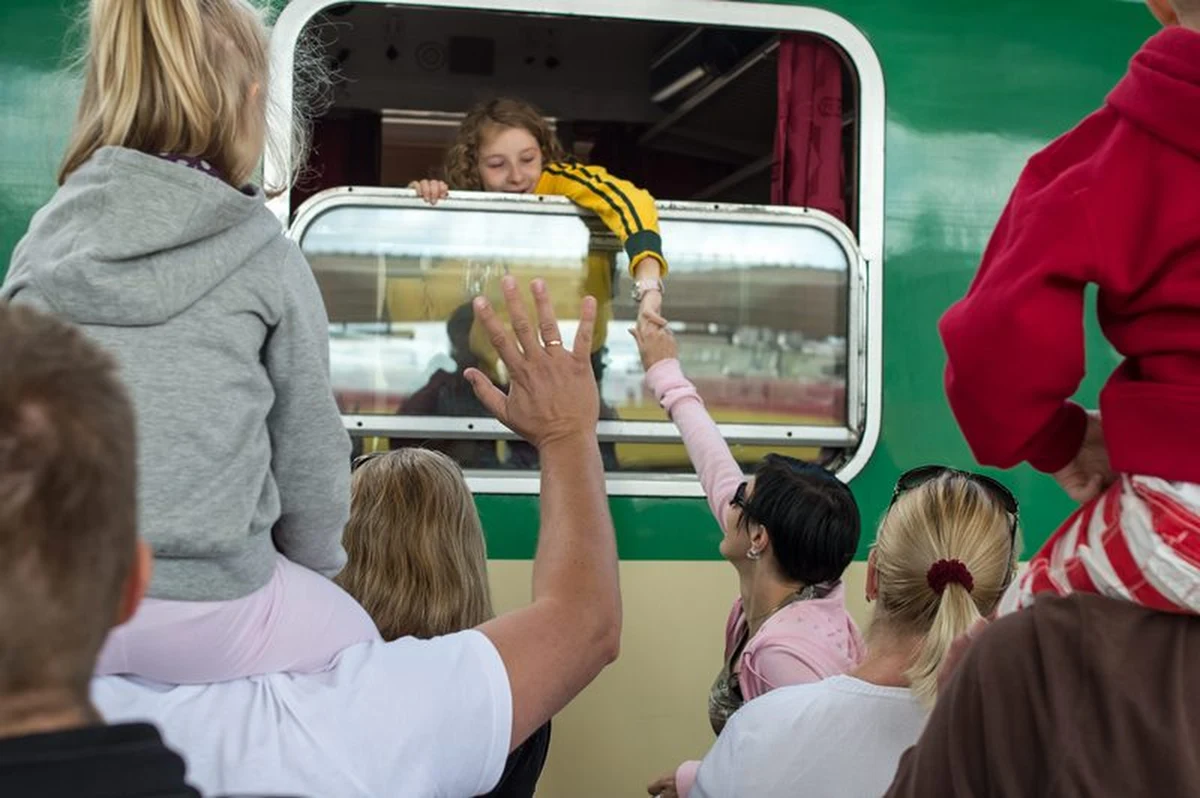 ​Kupiłeś bilet na pociąg, ale chcesz zmienić plany? Możesz zrezygnować i starać się o zwrot kosztów. Przed podróżą pociągiem warto sprawdzić, jakie prawa mają pasażerowie. 
