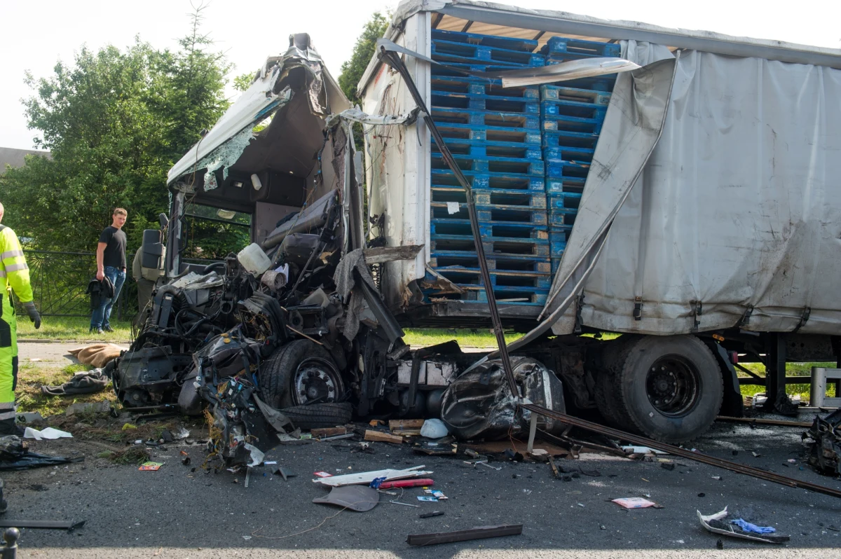 ​Tragiczny wypadek w Łódzkiem. Dwie osoby zginęły, a jedna została ranna po zderzeniu 3 ciężarówek na drodze krajowej numer 8 w Gomulinie koło Piotrkowa Trybunalskiego.