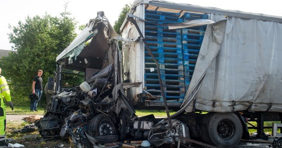 ​Tragiczny wypadek w Łódzkiem. Dwie osoby zginęły, a jedna została ranna po zderzeniu 3 ciężarówek na drodze krajowej numer 8 w Gomulinie koło Piotrkowa Trybunalskiego.