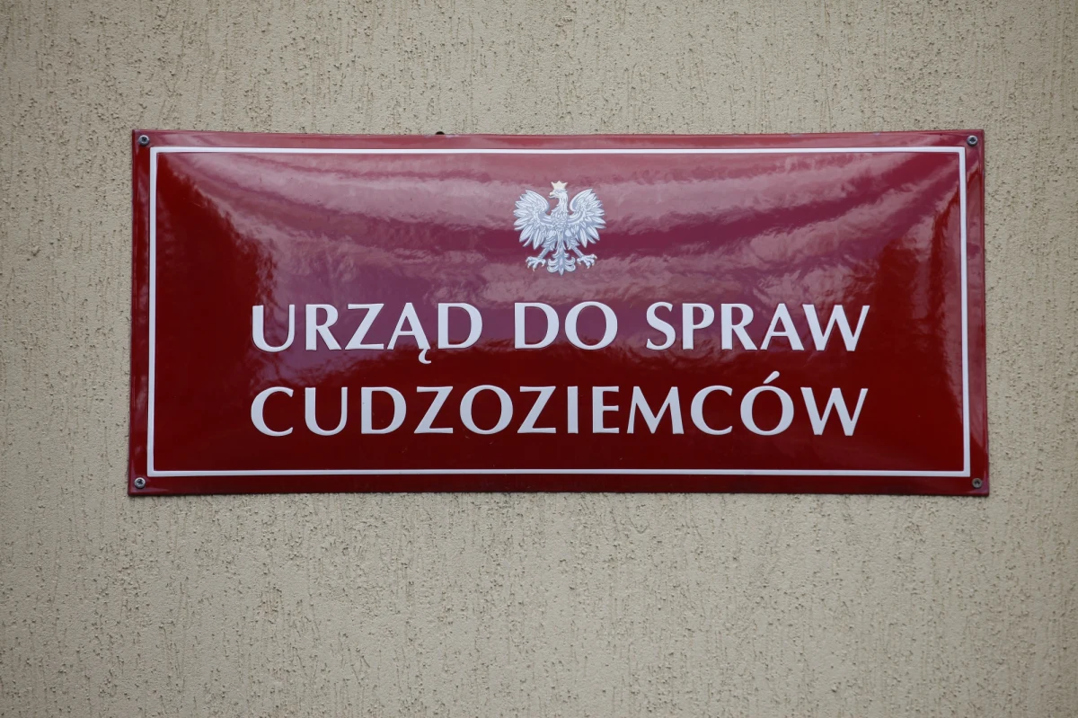 Wprowadzona w życie w końcu maja nowa ustawa o cudzoziemcach wprowadziła znaczne ułatwienia w staraniu się o pobyt i pracę w Polsce. Zaowocowało to rosnącymi kolejkami przed wydziałami ds. cudzoziemców w urzędach wojewódzkich - informuje "Rzeczpospolita".