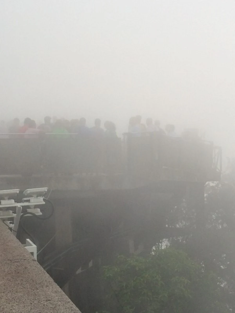 Rio znowu mnie zaskoczyło. Zamiast obejrzeć pomnik Chrystusa górujący nad miastem, na wzgórzu zobaczyłem tylko mgłę. We mgle zniknęła też panorama Rio.