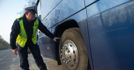 Autokar to jeden z najbardziej popularnych środków lokomocji, jeśli chodzi o wakacyjne wyjazdy. Dojedziemy nim praktycznie wszędzie i jest stosunkowo niedrogi. Co jednak musimy wiedzieć, kiedy wybieramy się w podróż? Jakie mamy prawa, kiedy możemy domagać się odszkodowania? Sprawdźcie w naszym wakacyjnym poradniku. 