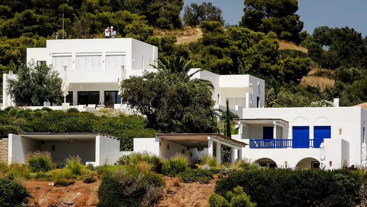 Tylko w ubiegłym tygodniu wakacyjne wyjazdy za granicę zarezerwowało prawie 70 tysięcy osób. Według najnowszego raportu Polskiego Związku Organizatorów Turystyki to o kilkanaście tysięcy więcej niż rok temu. Polacy najchętniej wybierają Grecję, która obniżyła ceny po fatalnym dla turystyki sezonie. Kraj ten skusił co czwartego turystę wyjeżdżającego z Polski.
