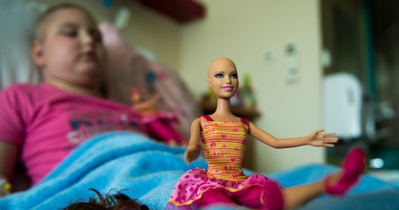 Ma na imię Elle i jest łysa. Jej akcesoria to peruki i chustki na głowę. Taka niezwykła lalka Barbie, przeznaczona dla dzieci cierpiących na nowotwór, będzie produkowana na większą skalę. 
