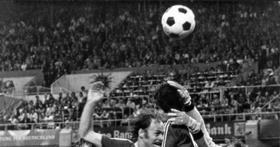 "Nie ma sensu myśleć, co by było, gdyby boisko było suche" - mówią RMF FM w 40. rocznicę słynnego meczu na wodzie ówcześni reprezentacji Polski. 3 lipca 1974 roku nasza piłkarska kadra walczyła w półfinale mundialu z Niemcami na boisku, które po burzy zamieniło się w bajoro. Dyskusje o tym, czy gdyby ten mecz odbywał się w normalnych warunkach, Polacy awansowaliby do finału, trwają po dziś dzień.