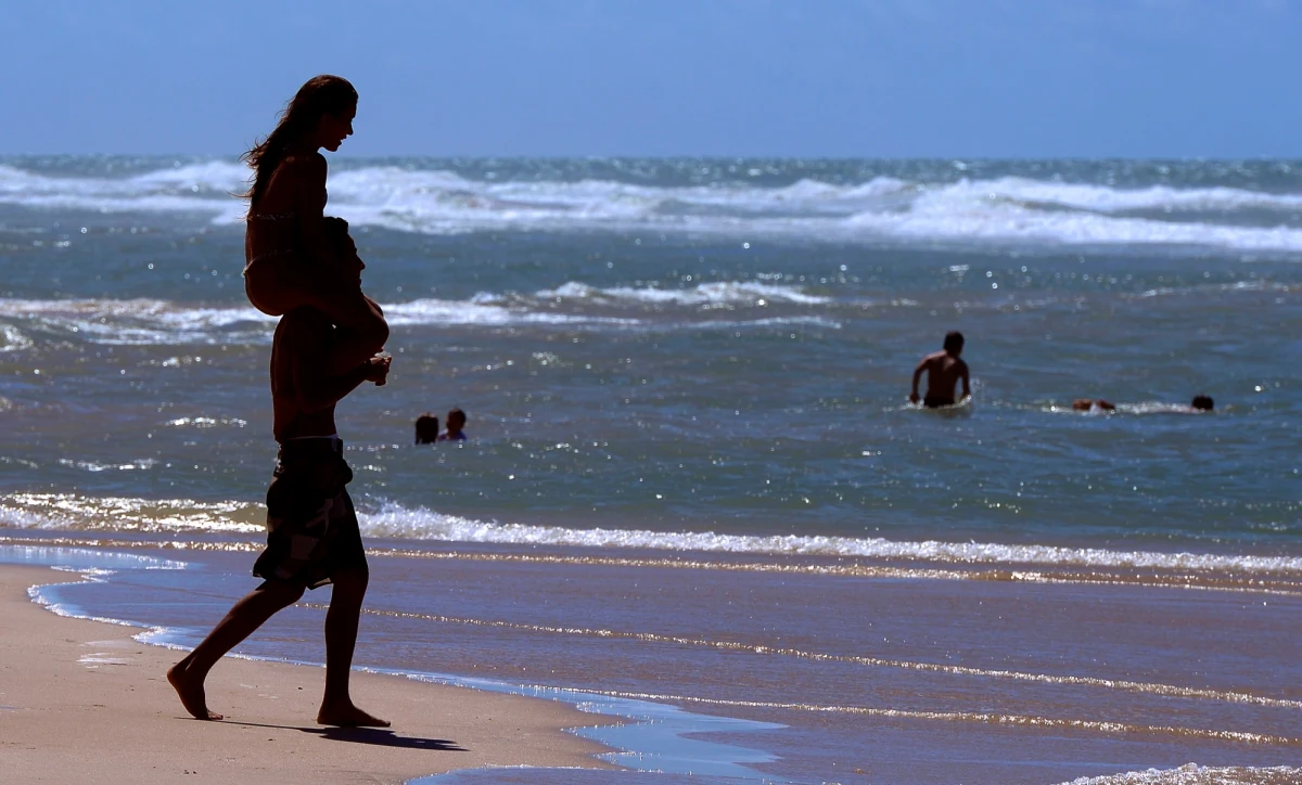 Po chłodnym początku tygodnia, od piątku nastąpi upragnione ocieplenie. Wczasowicze zarówno w górach jak i nad morzem będą cieszyć się piękną pogodą, która utrzyma się do połowy lipca. Chwilową ulgę od upałów przyniesie pojawienie się gwałtownych burz, które prognozowane są na terenie całego kraju.